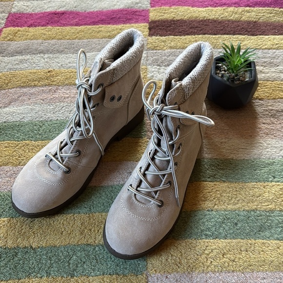 New Saint John’s Bay Yumma Sand Cream Lace Up Boots Memory Foam I Size 9.5 - Picture 3 of 11